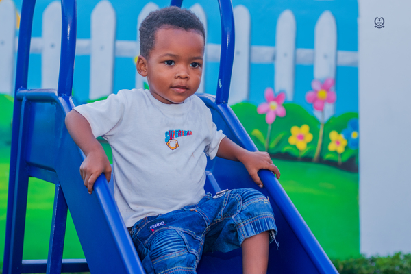 Enfant dans l'espace de jeux Ubora Academy